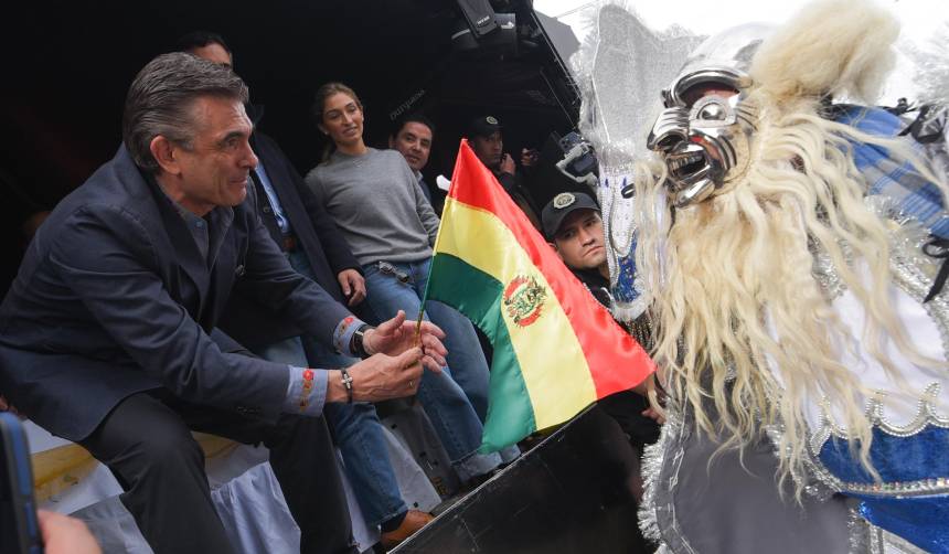 ¿Rodrigo Paz volverá a bailar en el Gran Poder? Esto responde el mandatario desde el público
