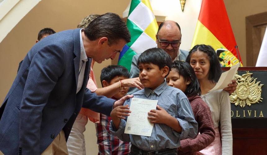 TSE lanza programa de certificados de nacimiento gratuitos para niños