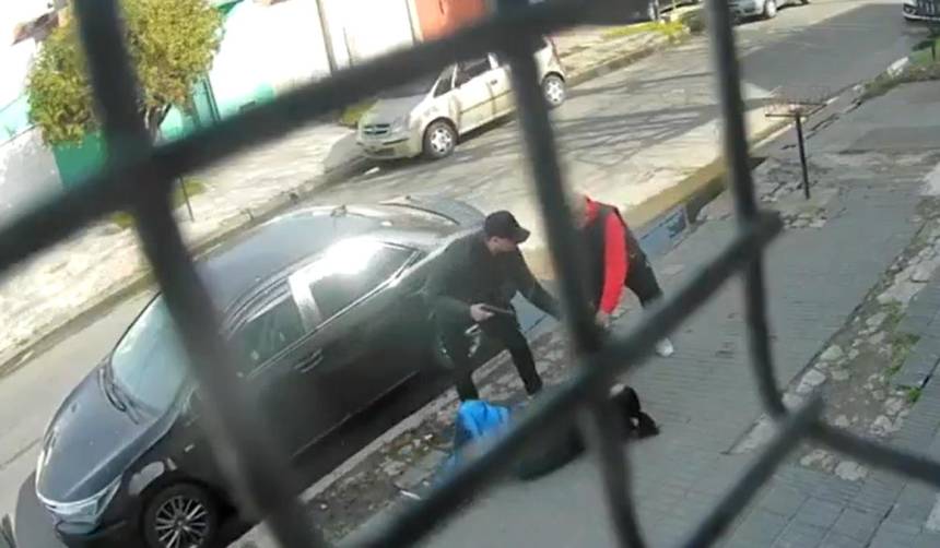Imágenes fuertes: Un policía jubilado mata a un hombre que intentaba asaltarlo y que agredió a su esposa