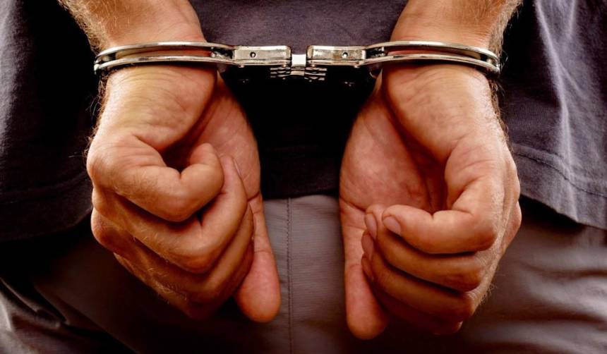 Imágenes fuertes: Policía apalea en público a un hombre acusado del asesinato de su pareja
