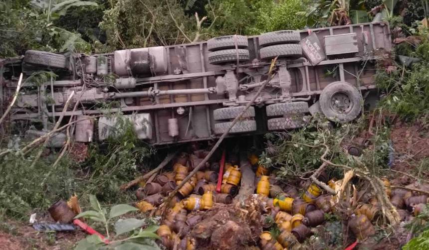 Camión cargado de garrafas cae a un barranco por dar paso a otro vehículo en la ruta a los Yungas de La Paz