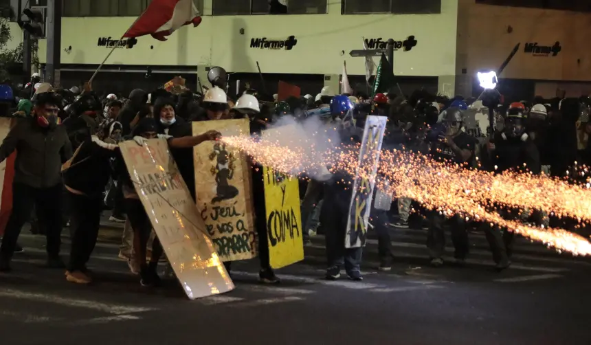 Varios heridos durante masiva protesta en Perú tras instalarse nuevo gobierno
