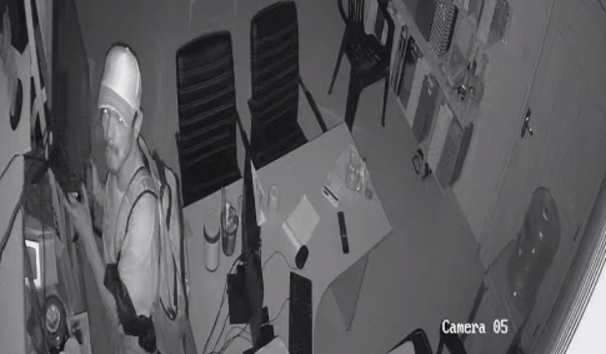 Delincuentes son grabados robando TV y computadores de un almacén en la Villa 1º de Mayo