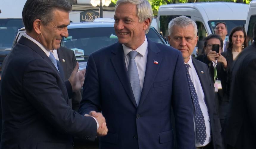 El presidente de Chile se despide de Rodrigo Paz tras salir de Palacio de Gobierno