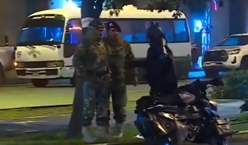 Viral: El épico ingreso de Batman sorprende a periodista antes de un desfile militar