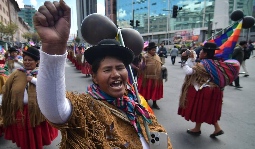 Marcha de mujeres de la COB llegó al centro de La Paz con cacerolas en mano