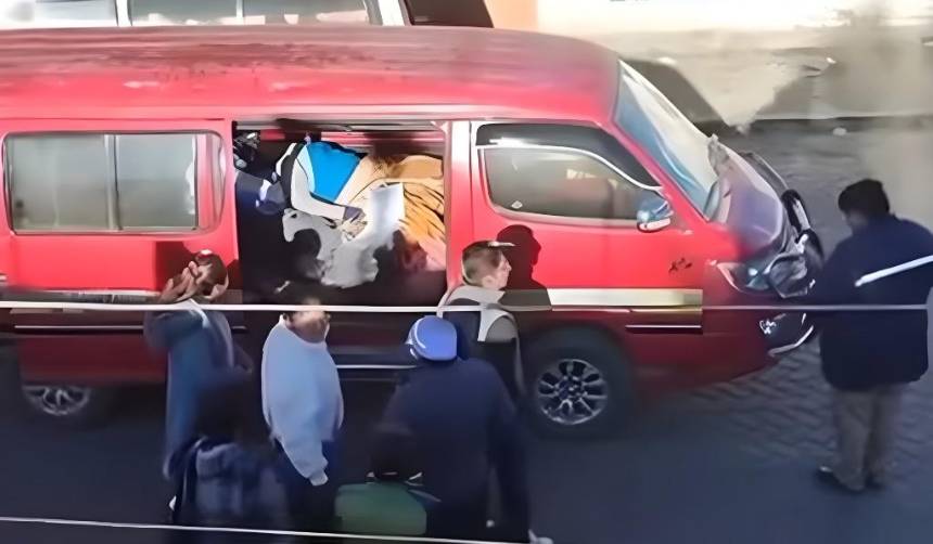 Mujer muere en un minibús al intentar llegar al hospital, pero “no la dejaron pasar en un bloqueo”, denuncia Derechos Humanos