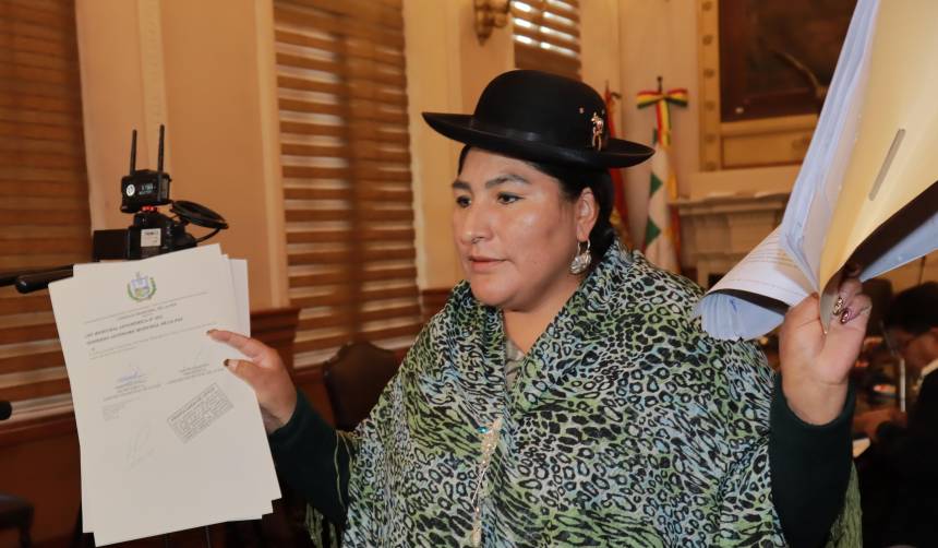 Presidenta de Concejo promulga la ley que congela los pasajes en La Paz 