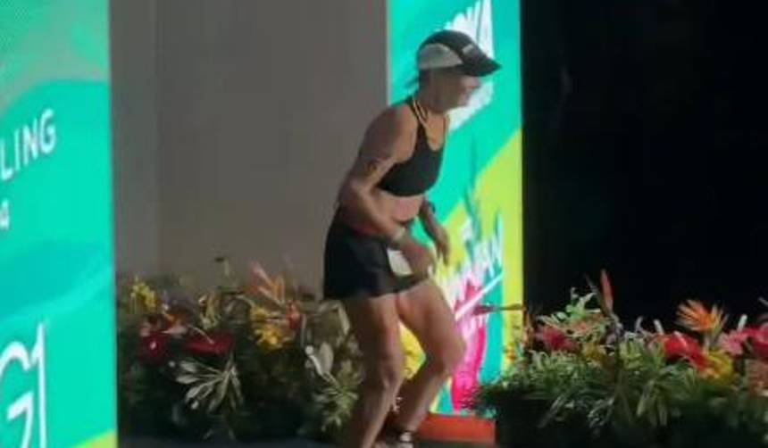 Mujer de 80 años de edad concluye un triatlón en Hawái