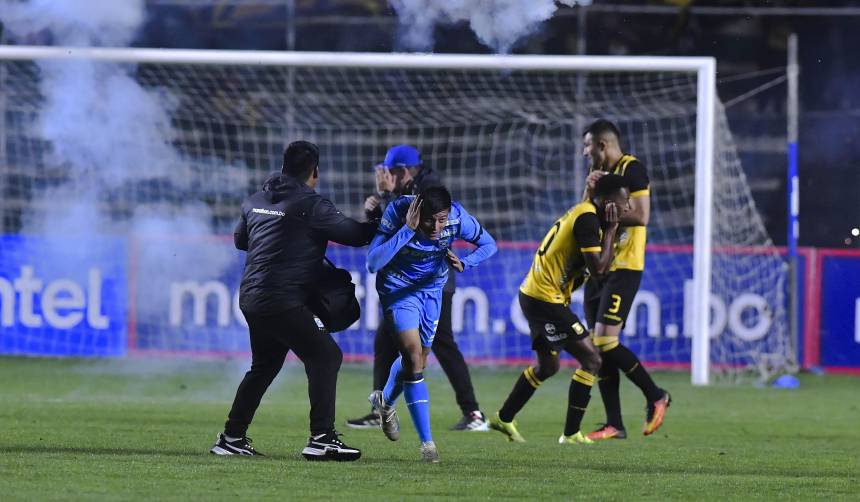 The Strongest jugará sin público seis partidos y debe pagar una multa por bengalas lanzadas en el partido contra Blooming