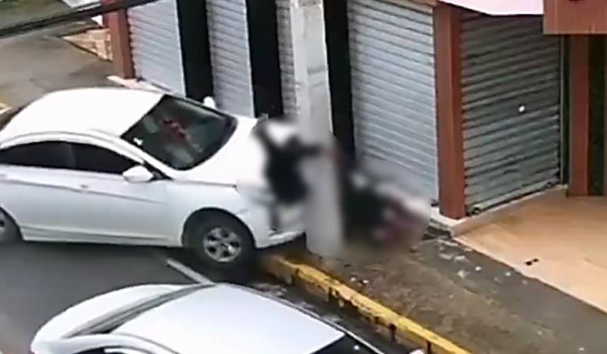 Imágenes fuertes: Atropellan a dos atracadores justo después de asaltar a una mujer en vía pública