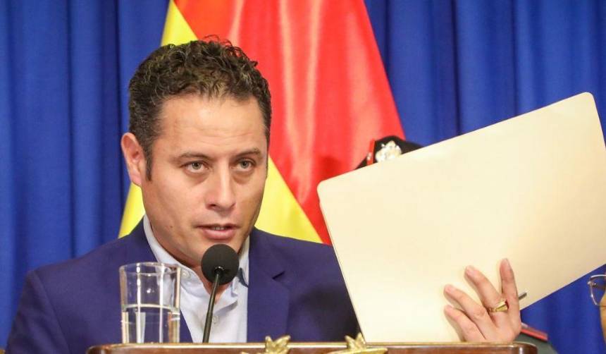 Lara anuncia denuncia penal contra el ministro Espinoza por la compra de un vehículo con supuestas irregularidades