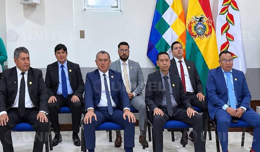 Urioste posesiona a los nuevos fiscales departamentales en un acto en Sucre