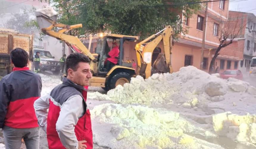 Movilizan maquinaria pesada y 200 funcionarios para atender emergencias tras fuerte granizada en Tarija