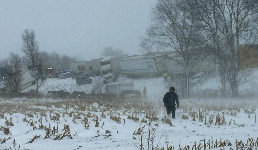 Conductores se encuentran varados tras choque de 100 autos por fuerte nevada en EEUU