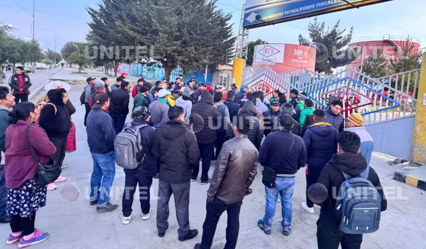 Choferes de Oruro protestan en la planta de YPFB por la “mala calidad” de la gasolina 