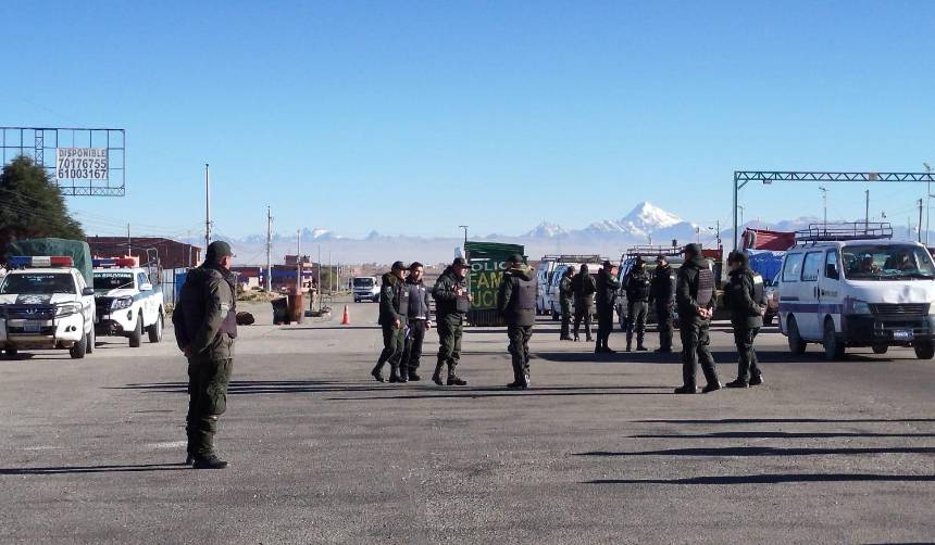 Policías y militares se despliegan en carreteras de La Paz ante el anuncio de marcha evista