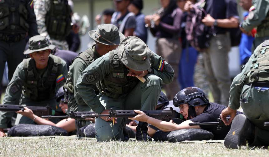 Venezuela: Maduro llevará militares a los barrios para entrenar a la población