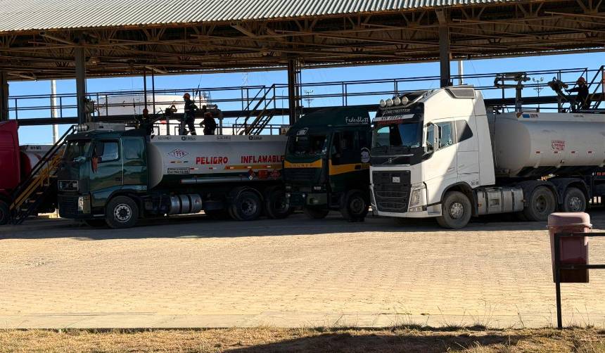 YPFB anuncia despacho de 1.100 metros cúbicos de gasolina a los surtidores de La Paz y El Alto, pero las filas persisten