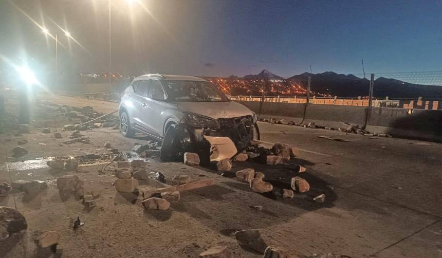 Vehículo sufrió un accidente con las piedras y escombros que quedaron sobre la autopista La Paz – El Alto