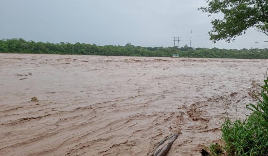 Santa Cruz: El caudal del río Piraí baja tras crecida extraordinaria, pero el Searpi mantiene la alerta