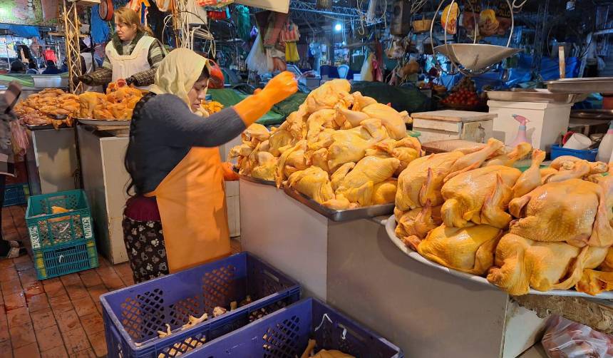 El kilo del pollo sube hasta Bs 27 en mercados de Cochabamba y la venta disminuye