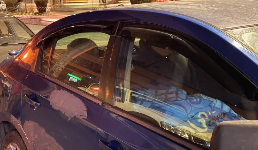 Pese a las bajas temperaturas, los conductores duermen en las filas de los surtidores en busca de combustibles