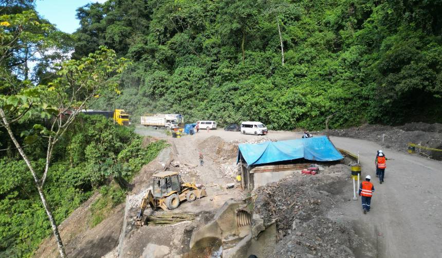 Derrumbes en la antigua carretera Santa Cruz - Cochabamba frenan flujo de alimentos e insumos