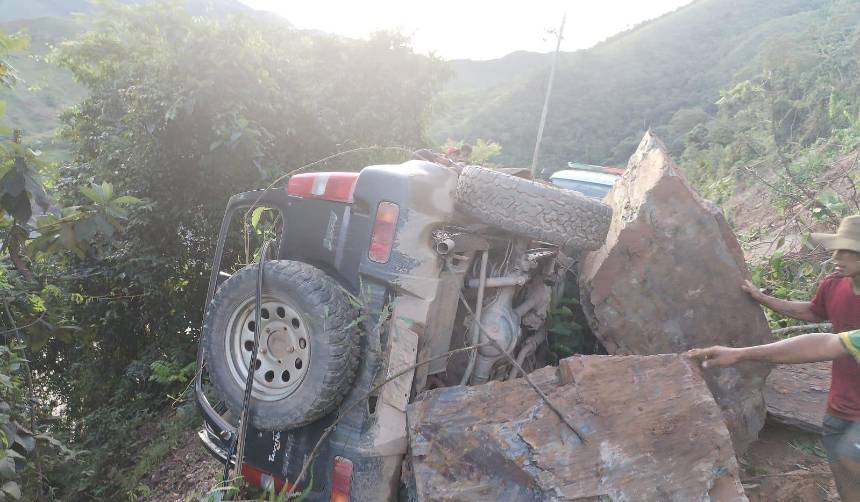 Un deslizamiento arrastró un vehículo con una persona a bordo en el norte de La Paz, reporta la Policía 