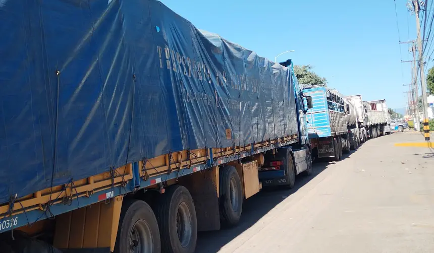 Persisten filas por diésel y choferes dicen que esperan hasta tres días para cargar
