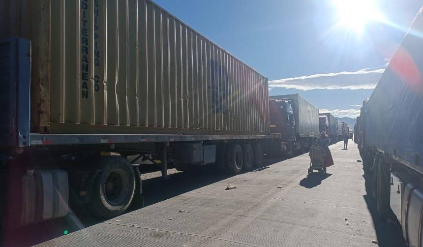 Transporte en emergencia: Filas de cuatro días en surtidores limitan viajes a uno por mes