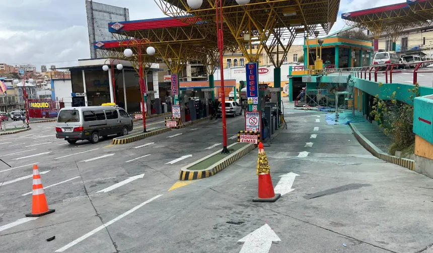 Segundo día con filas en surtidores de La Paz y Santa Cruz; YPFB asegura que realizan despachos las 24 horas