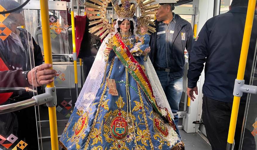 La imagen de la Virgen de Urkupiña hizo un viaje en el Tren Metropolitano y visitó una de las estaciones 