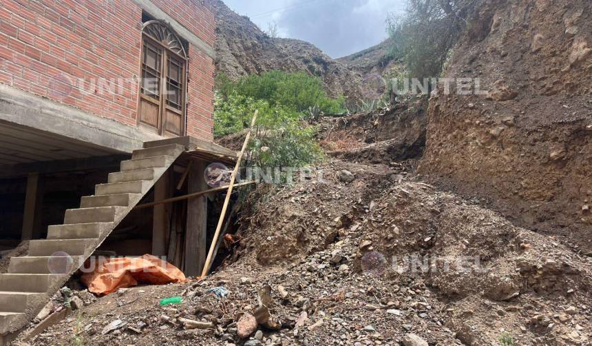 Luribay: mazamorra afectó una sede social y el derrumbe de un cerro sepultó una vía 