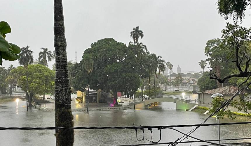 Dos familias fueron evacuadas debido a las inundaciones por la intensa lluvia en la capital cruceña