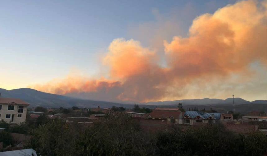Voraz incendio en Mizque consumió unas tres viviendas, cientos de hectáreas de cultivos y hasta sistemas de riego