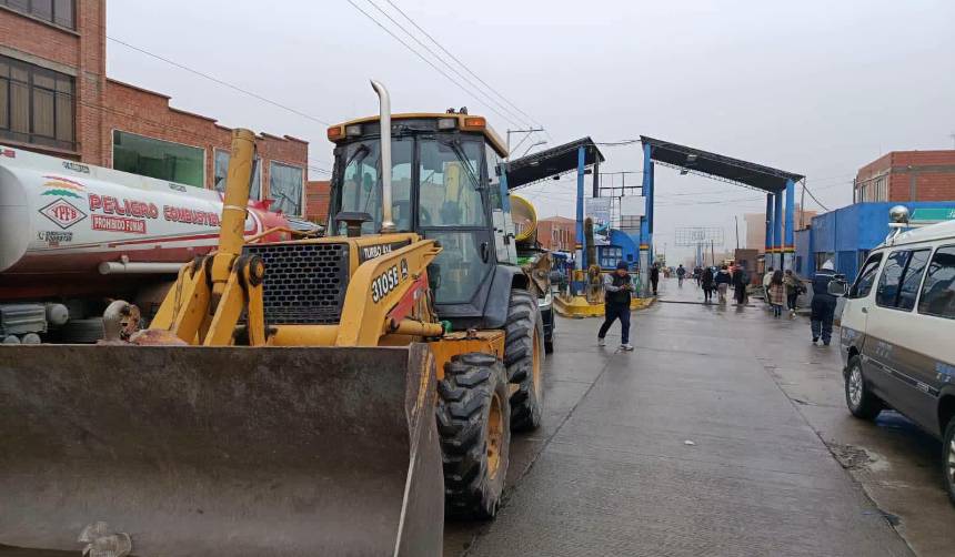 La Paz: ABC despliega maquinaria y personal para despejar tramo afectado por la nevada en el sector de la Cumbre