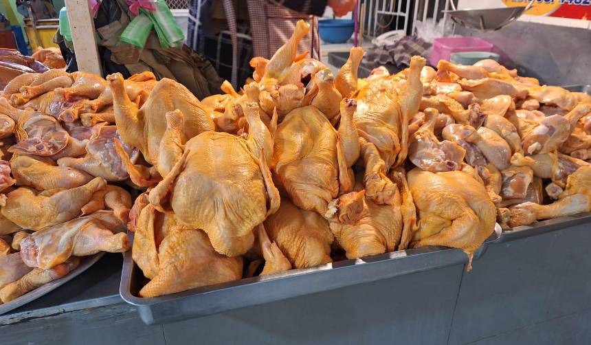 El kilo del pollo se incrementa casi Bs 10 este lunes en mercados de Cochabamba