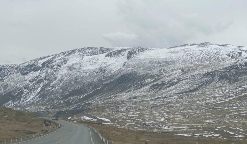 Restablecen viajes hacia los Yungas tras intensa nevada en la Cumbre de La Paz 