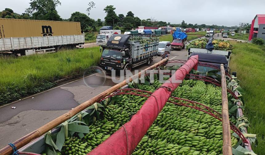 Bananeros piden cuarto intermedio a pobladores que bloquean en Yapacaní