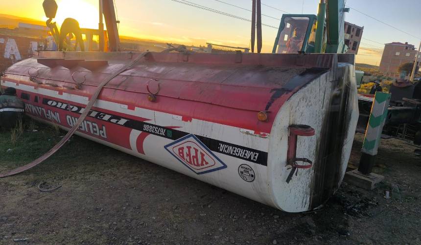 Cisterna con combustible vuelca en la ruta La Paz–Oruro; conductor aparentemente se durmió, reporta la Policía