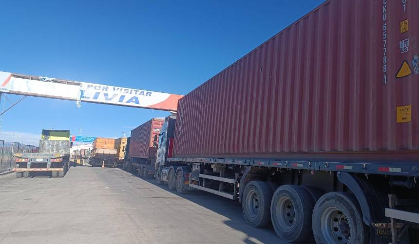 Transportistas varados en Pisiga: Reportan fila kilométrica por reducción de horario en frontera con Chile 