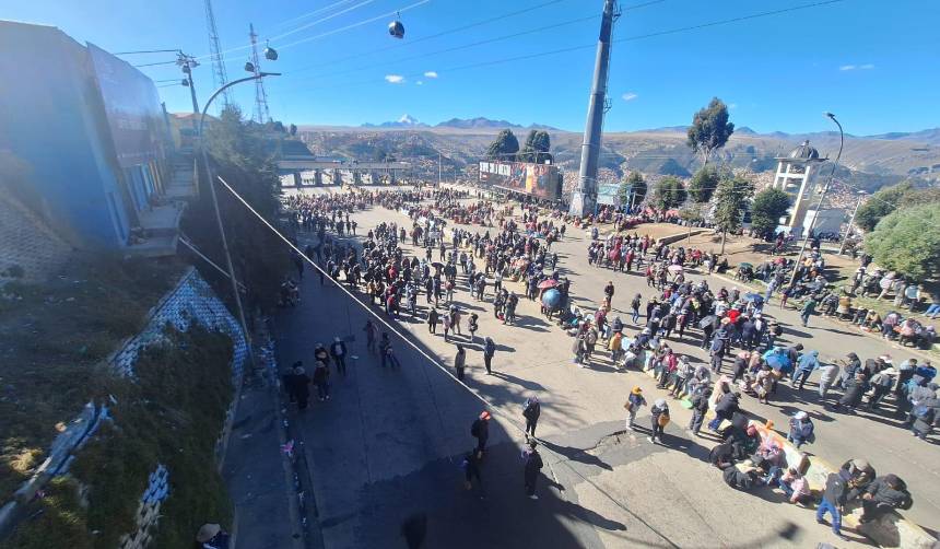 Bloquean las vías para llegar al aeropuerto de El Alto, lo que obliga a viajeros a caminar