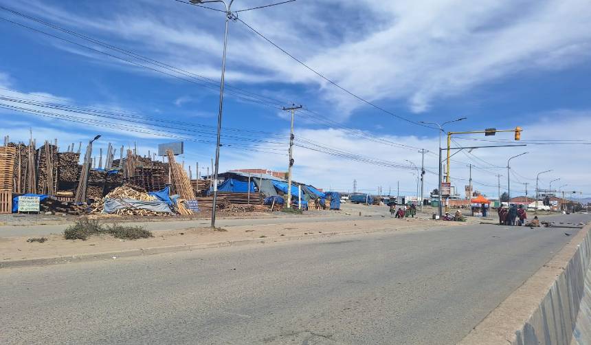 ABC reporta 17 puntos de bloqueo este lunes en carreteras importantes de La Paz