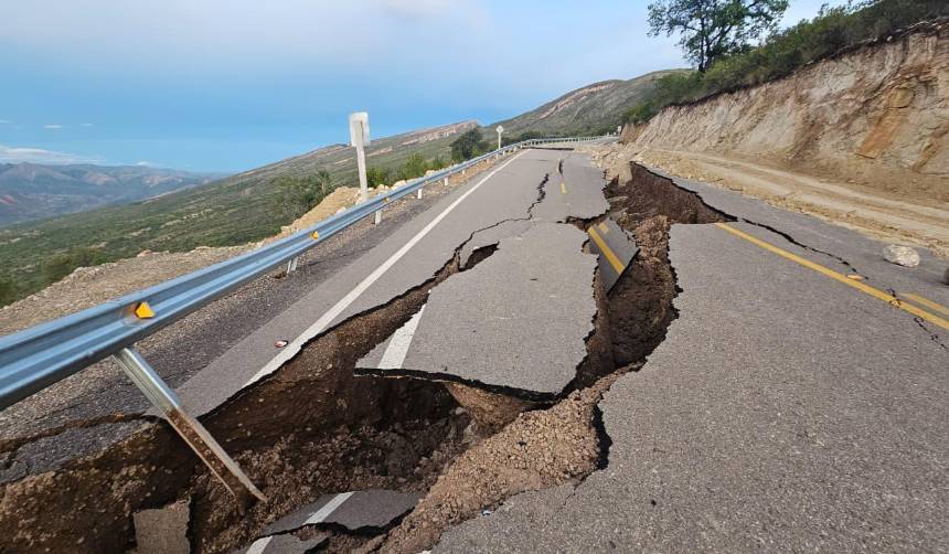 Carretera a Torotoro registra grietas y riesgo de colapso de la plataforma