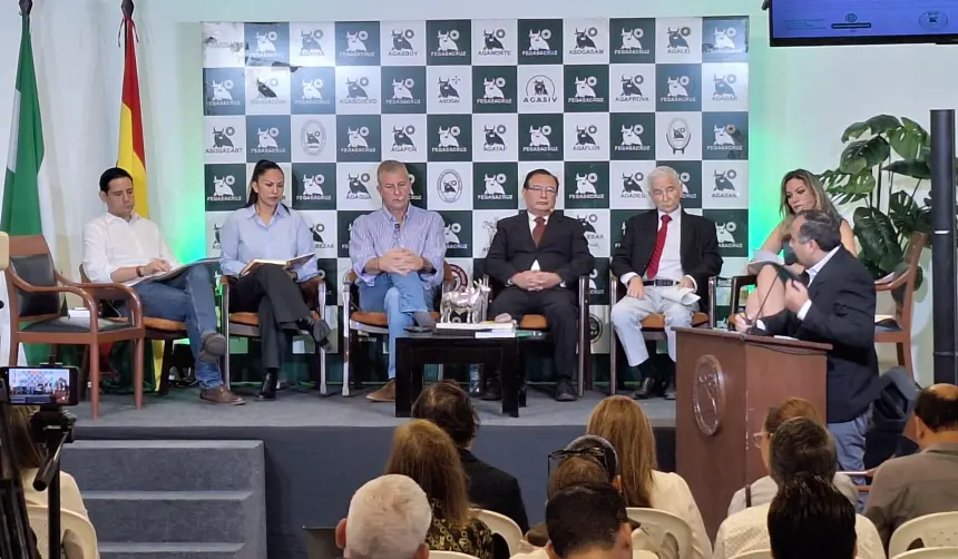 Candidatos a senadores exponen sus propuestas en el foro sobre desarrollo del campo en Santa Cruz