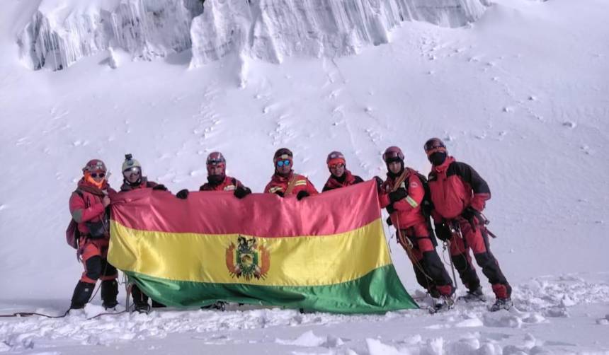 La tricolor flamea en la cima del Huayna Potosí de la mano de los Bomberos por los 200 años de la Policía