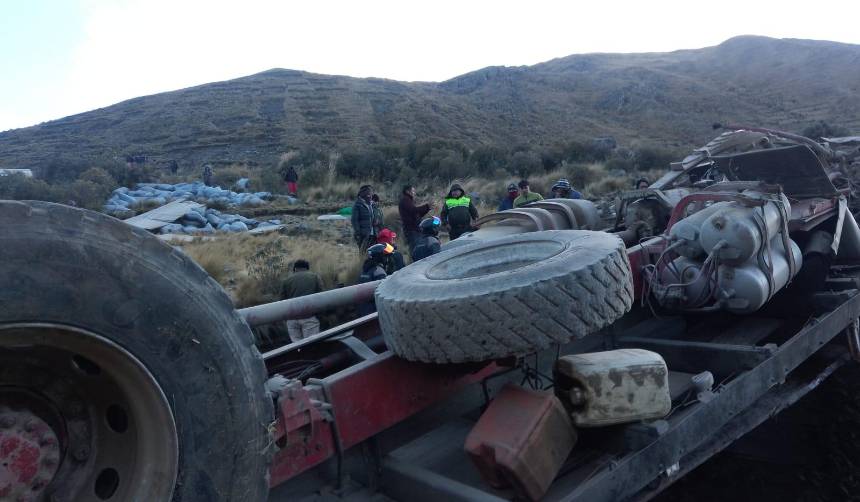 Camión cae a barranco con nueve integrantes de una familia que trasladaban papa
