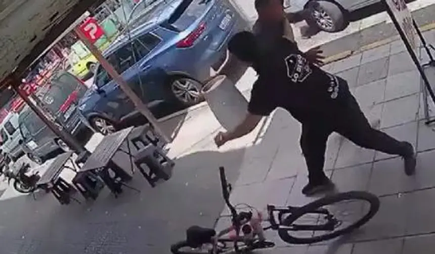Video: Con un puñetazo en la cara, un hombre frustra el robo de un delincuente que escapaba en una bicicleta