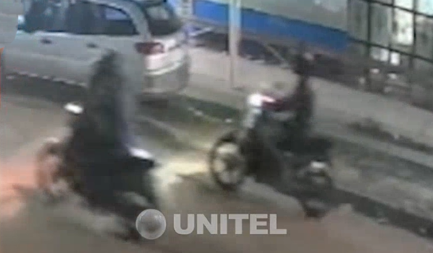 Insólito: Dejó encendida su moto, cuando salió de la tienda vio cómo un delincuente se la llevaba 